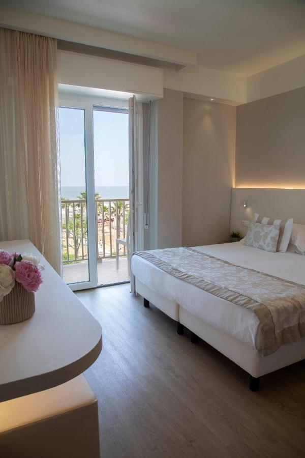 Hotel Mon Cheri Риччоне Екстер'єр фото