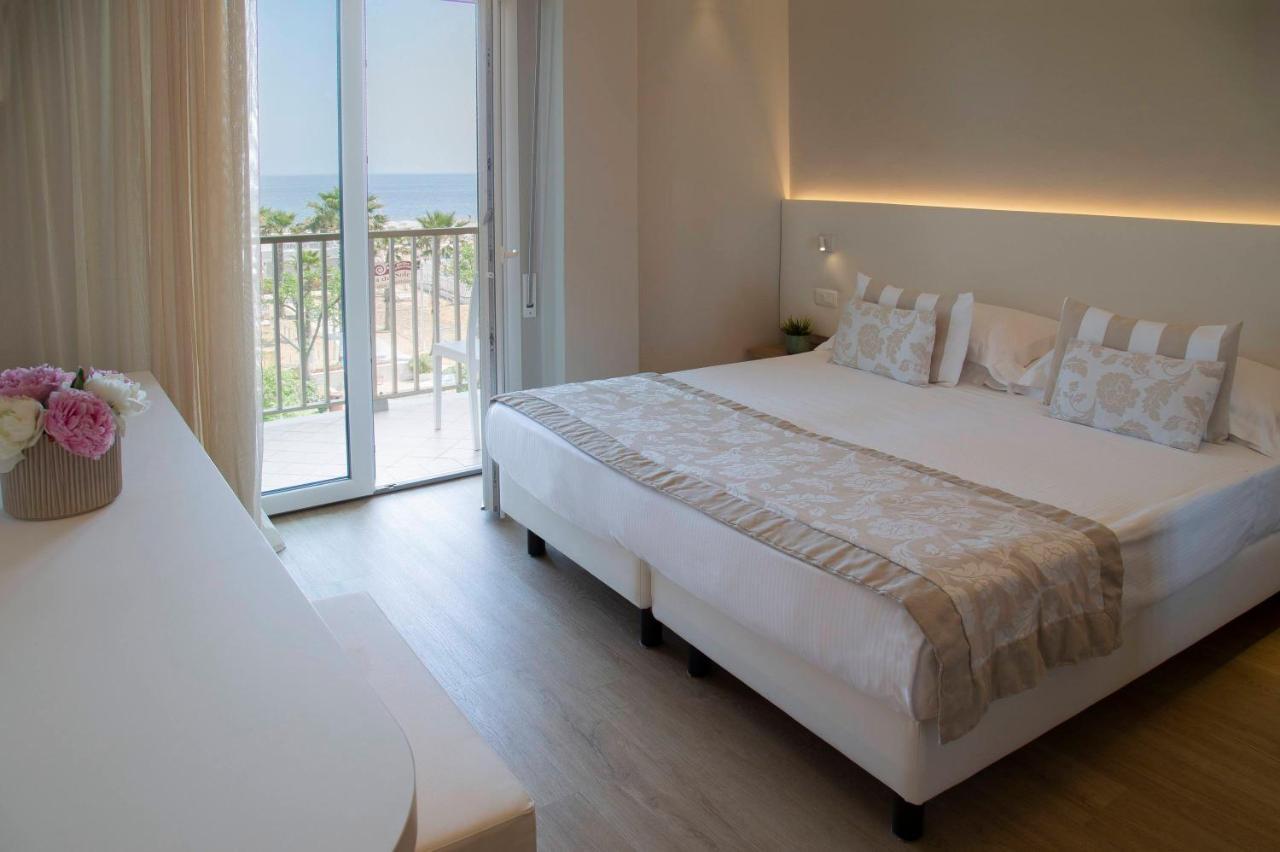 Hotel Mon Cheri Риччоне Екстер'єр фото