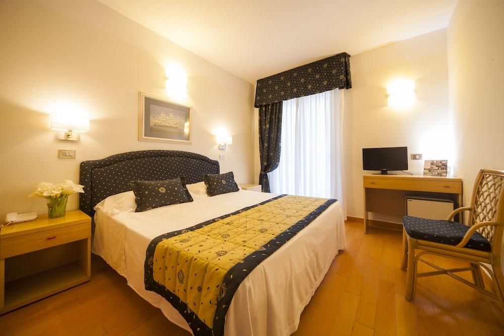 Hotel Mon Cheri Риччоне Екстер'єр фото