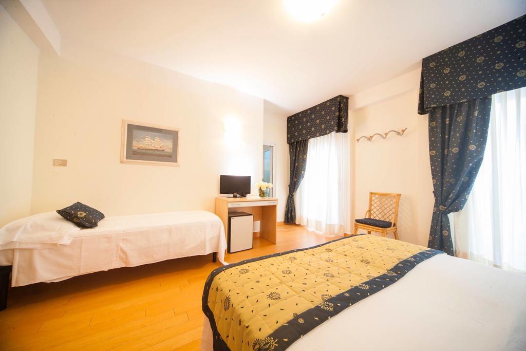 Hotel Mon Cheri Риччоне Номер фото