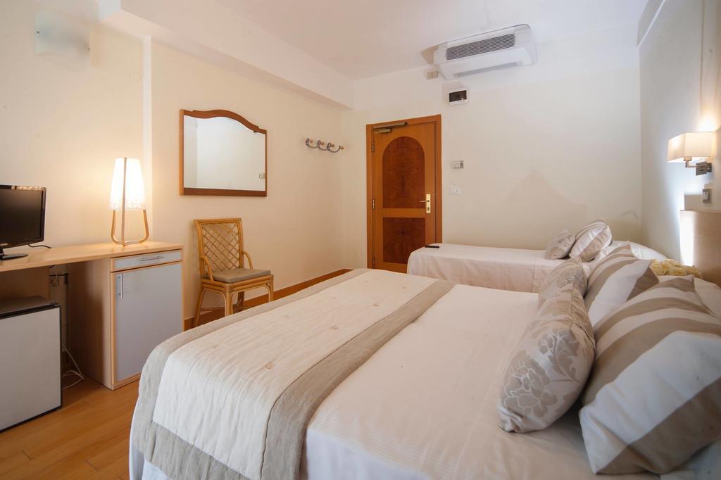 Hotel Mon Cheri Риччоне Номер фото
